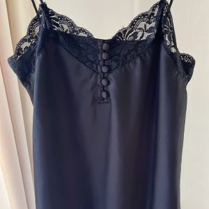 Silkeslinne - Sååå söt topp jag säljer då den ej passar mig, jätte fint material och inga defekter då den knappt har använts🌸🌸