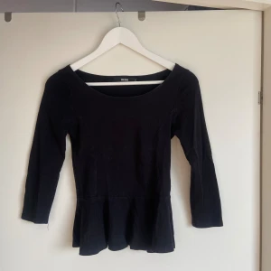 Topp med volang  - Fin svart topp från BikBok i stl S🎈 Skulle säga att den är mer som xs i storleken⭐️ 