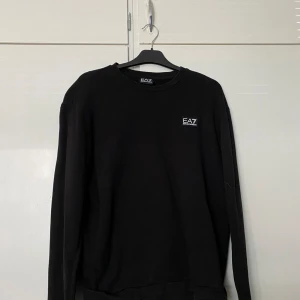 Emporio Armani lång armad tröja.  - Väldigt skönt material. Inge defekter över huvud taget. 