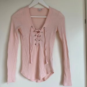 Ljusrosa topp - Ljusrosa sommartopp som passar perfekt till ett par ljusa byxor eller shorts.  Stl xs men kan användas av s  Fint skick 