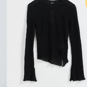 Spets långarmad  - Säljer denna helt oanvända topp. Prislapp finns kvar. Köpt ny för 299kr men säljer 200kr 🙌🏼