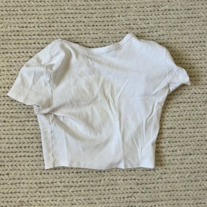 Vit crop top t-shirt - Vit crop top t-shirt (säljer likadan i svart).