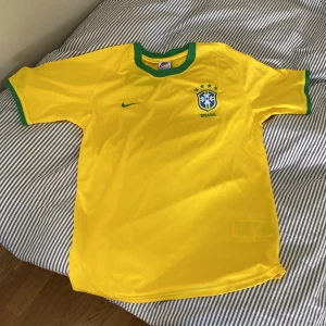 Brasilien retro tröja - Säljer en snygg sällsynt Brasilien retro tröja i storlek M. Nyskick