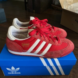 Adidas Dragon - Säljer mina älskade röda Adidas dragon skor i storlek 38 2/3 då jag inte använder de lika mycket längre. 