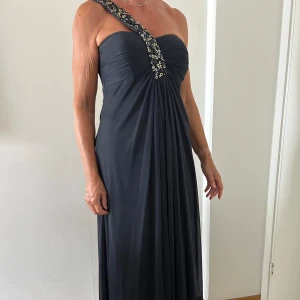 jättefin klänning från BANites - Nyskick! använd 1 gång, då jag inte har användning för den. Jag är 173 och den når ner till marken. Köparen står för frakt. Nypris ca. 3500. Passar perfekt på mig som är M.