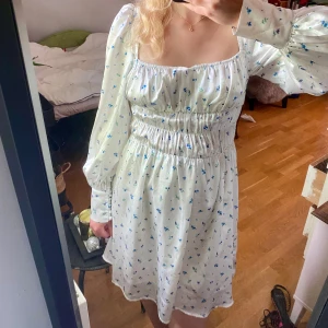 Sommarklänning - Superfin och somrig klänning från nakd. Köpt för ca 1 år sedan men endast använd några fåtal gånger. Säljes då den inte riktigt är min stil längre. Strl 36 men passar också 38 pga stretchigt material. Passar mig som vanligen har s i kläder 🌟