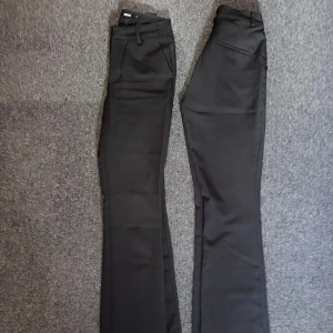 2st svarta kostymbyxor från BikBok - Svarta kostymbyxor från bikbok, storlek 34 i båda.  Knappt använda. Nytt pris 499kr, mitt pris 200kr styck + frakt som köparen står för.