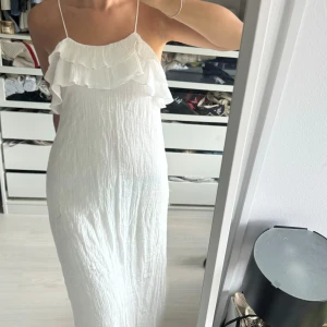 Vit långklänning - Vit långklänning från Zara i storlek S. Fint skick! Passar även M. Går hela vägen ner till marken på mig som är 165. 