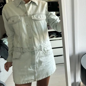 Jeansklänning - Från zara storlek M, knappt använd!