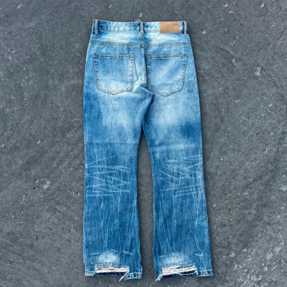 Jättefina jeans med hål! Storlek w32. Tyvärr för stora till mig.  . Jeans & Byxor.