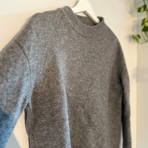 Grå Kashmirtröja  - Fin mysig kaschmirtröja från indiska🩷 Inga defekter Kostar ca 1,3k Storlek S