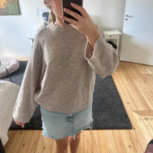 Stickad tröja  - Stickad beige tröja från lager 157, aldrig använd köpt för 150 kr