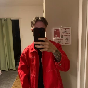 Jeans jacka  - En riktigt sjuk Jeans jacka!. I fint skick! Storlek / size : M Ett riktigt nice kap passar även storlek S och L  Fraktas med Postnord över hela Sverige eller hämtas på plats. 