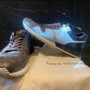 Louis Vuitton skor - Louis Vuitton skor Använda vid 3 tillfällen. I väldigt bra skick. Storlek 45 Kvitto finns