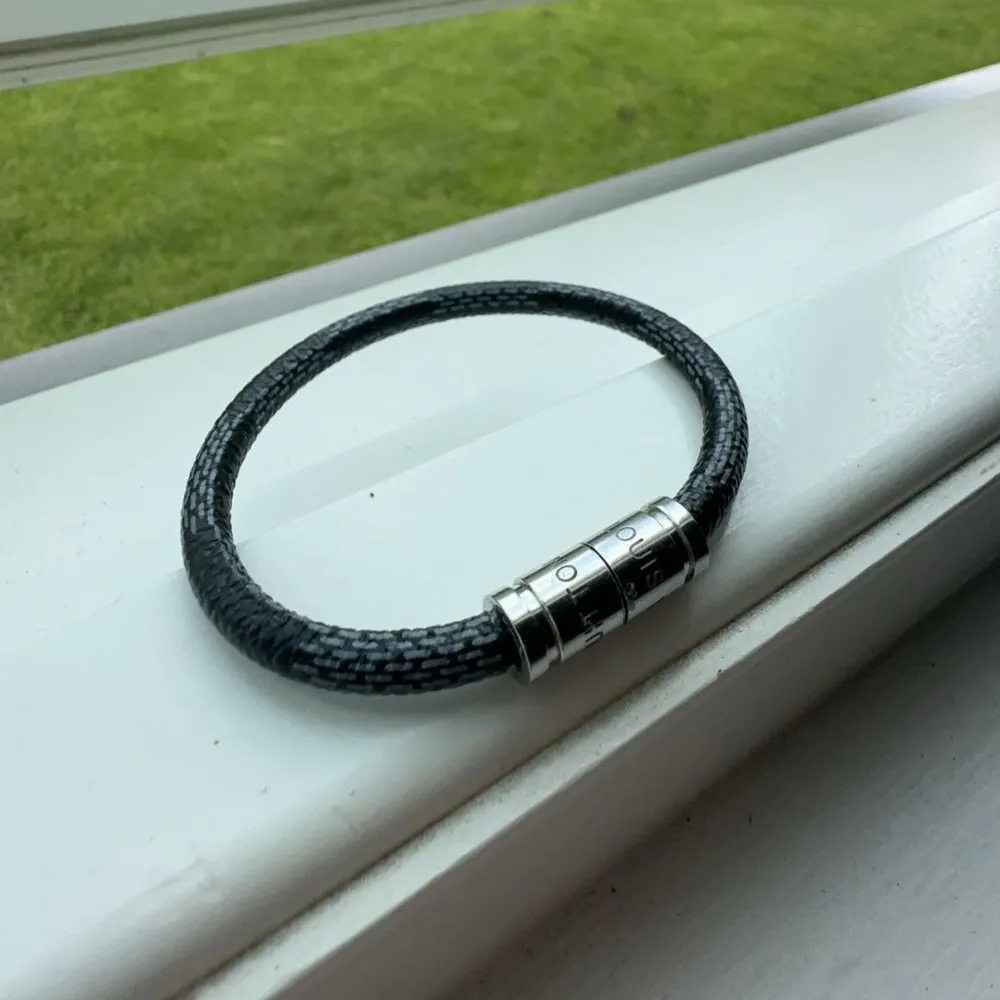 Säljer nu mitt riktigt stilrena Louis Vuitton armband. Armbandet är 17 cm och har färgen svart och grå.. Accessoarer.