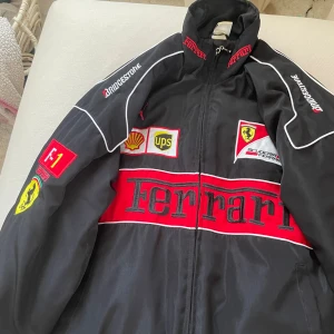 Ferrari F1 jacka - Vintage Ferrari F1 jacka, storlek M, säljer för den inte är min stil längre, knappt använd💕
