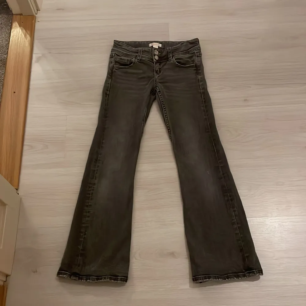 Låg midja jeans💕🤙🏽 Skriv ett pris som passar dig. Farkut & Housut.