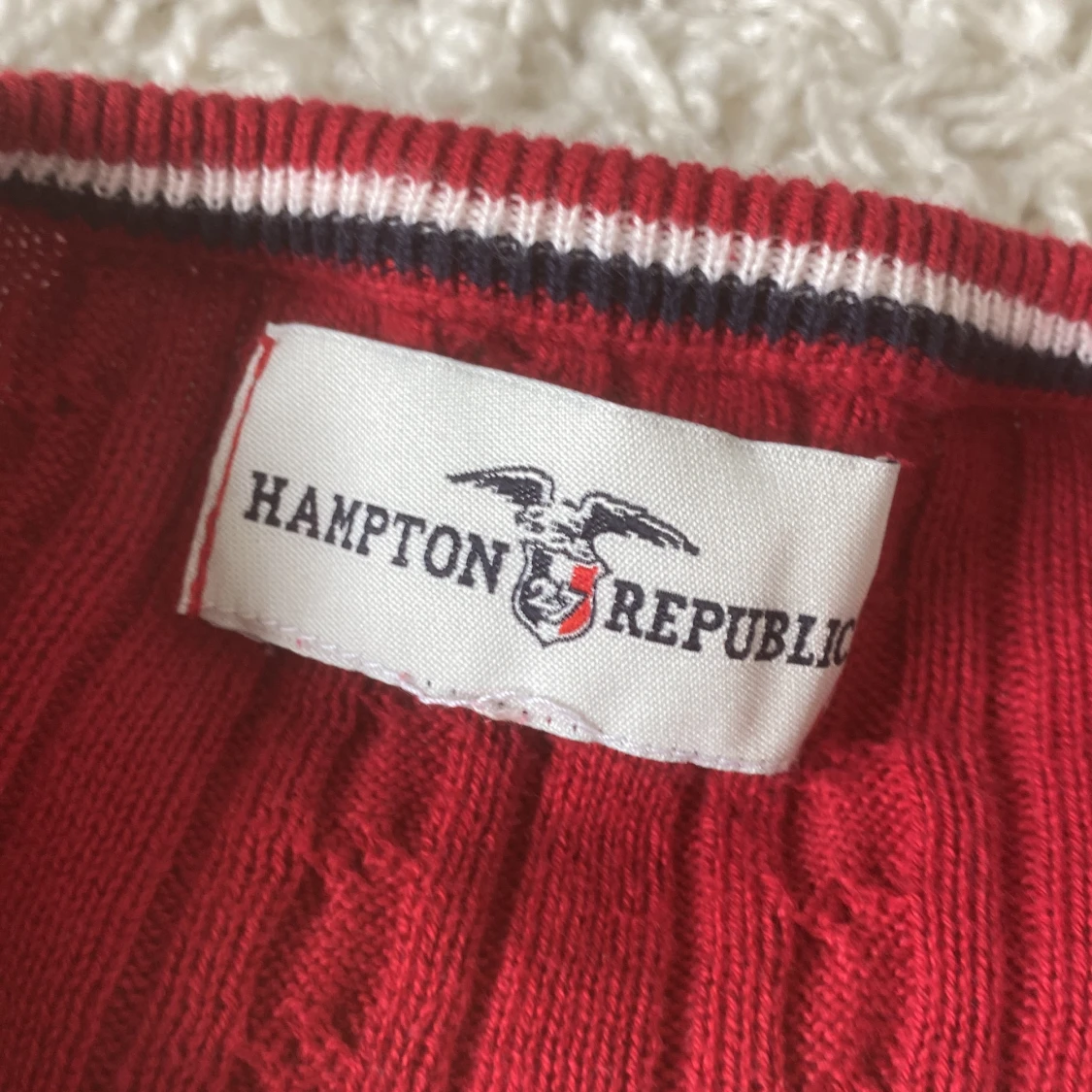 Röd Hampton Republic tröja. - 90