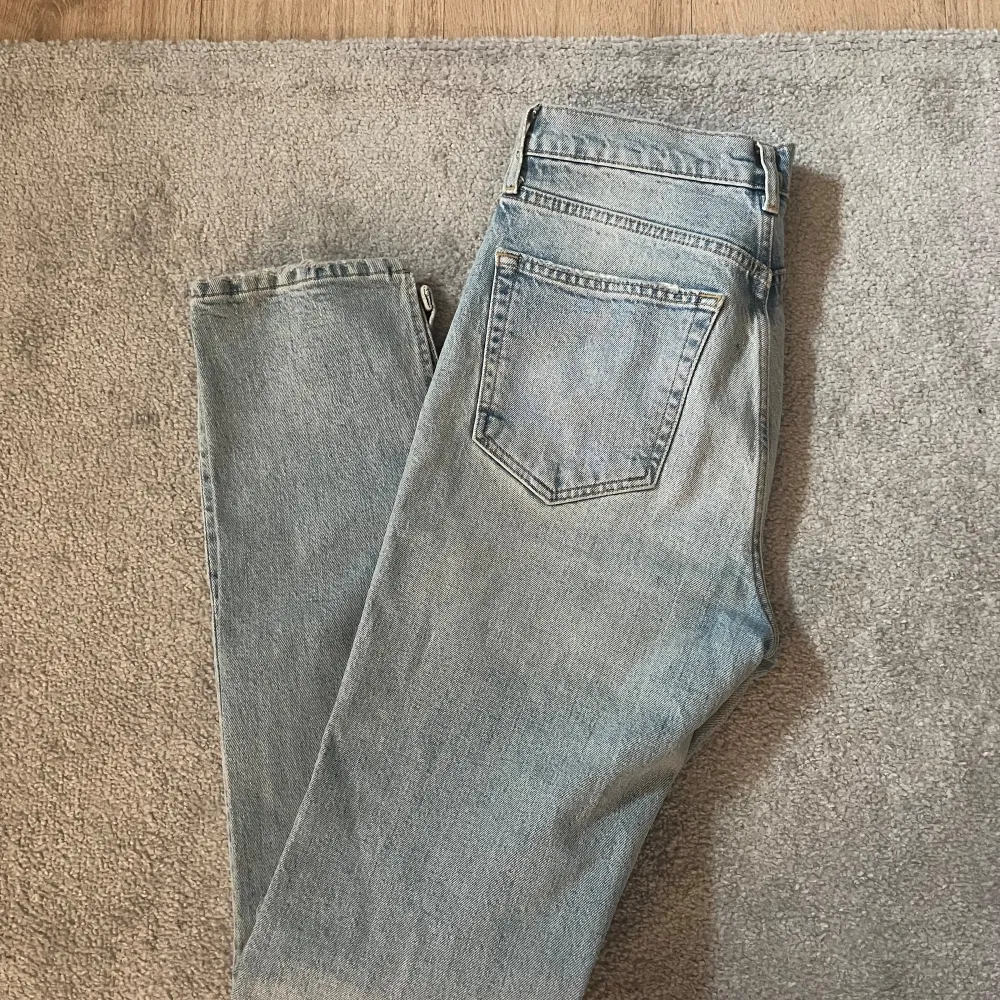 Säljer dessa fina jeans med en rakmodell, medelhög midja och en slits på vardera ben. Byxorna är ifrån ett samarbete mellan GinaTricot och Nicki studios i strl 38. Säljer de i mycket fint skick 🤩✨💞. Jeans & Byxor.