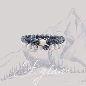 This elegant bracelet by Fjällglans features polished beads with unique veining and a sleek silver accent. Strung on durable elastic, it combines style and comfort for any occasion. Embrace a lifestyle of elegance with this timeless accessory.