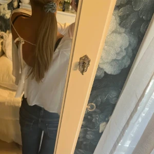 Vit blus  - Säljer denna vita blus då jag köpte den på plick o den var för stor. Bilderna är lånade!! Pris går att diskutera 