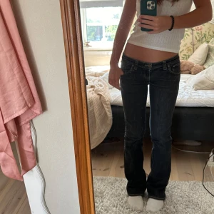 Low waist mörk blå bootcut jeans - Sjukt snygga väldigt lågmidgade bootcut jeans pågrund av att de är lite för långa och stora på mig🥰 skriv om fler bilder om det behövs ❤️