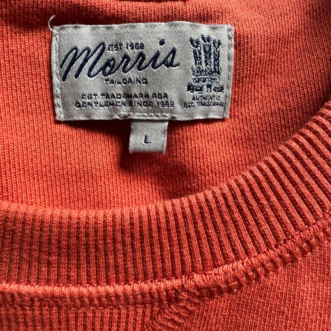 Orange tröja, Morris - 91