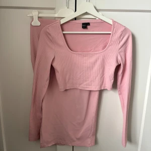 Kjol + Top - Rosa set, kjol och top. Storlek S. Har lagat sömmen med några stygn på kjolens sprund.