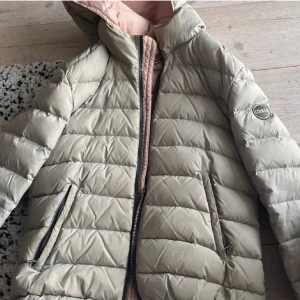 Colmar jacka  - Säljer denna colmar jacka som jag köpte på plick för ett år sedan. Har använt ca 5 gånger. Skicka 7/10  Använd gärna köp nu 