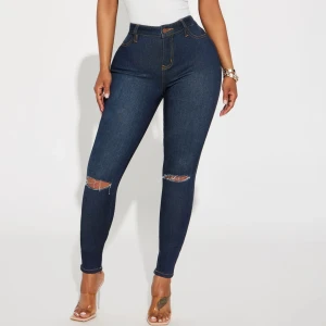 Jeans - Säljer dessa otroligt snygga jeans köpt från fashionnova😍  Aldrig använt så de är i nytt skick, har till och med prislapp på fortfarande, stretchiga dessutom!