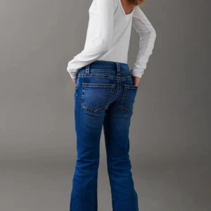 Mörkblå Gina Young jeans - Low wasited bootcut jeans, från gina tricot. Storlek 158, sitter som en xxs-xs. Säljer då de inte kommer till användning. 