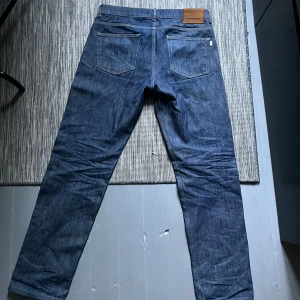 Woodbird doc  - Jeansen är i storlek 30/32! Normal passform skulle jag säga, lite mer pösiga än slim fit. Hör av dig för fler bilder!