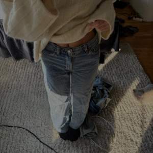 Jeans från MONKI, oanvända, lite lågmidjade, skriv för fler bilder. Står ej någon storlek på jeansen men jag är 156 och har 24 i midjan o de sitter lite löst men bra i längden.