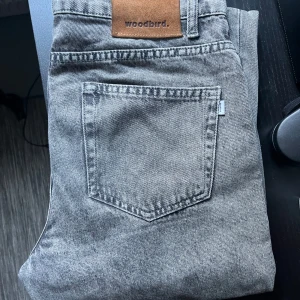 Woodbird jeans  - Modell leroy. Storlek 30/34. Dom ser mer skrynkliga ut över vad dom är. Sitter lite lösare, bra till Stockholmsstil!