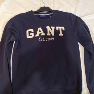 Gant sweatshirt - Mörkblå gant sweatshirt i storlek s. Mycket bra skick. 