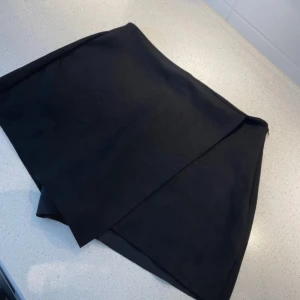 Shorts/kjol - Svart i strl eur S. 