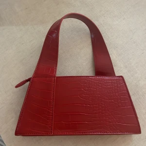 Väska  - Säljer denna väskan från Gina tricot  Köpt för 399kr Säljer för 150kr Inga skador, använd 2-3 ggr och är i nyskick