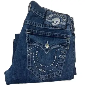 Rare True Religion jeans Straight fit. W34. Gylfen är sönder. [Ytterbenslängd 110cm] [Innerbenslängd 85cm] [Midja 47cm] [Benöppning 24cm]