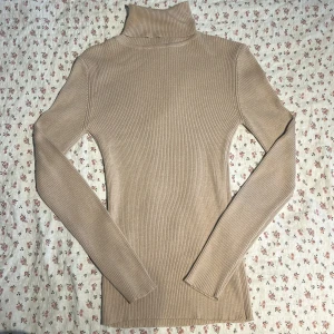 Ribbed Knit Sweater - En ribbad stickad tröja från NAKD med turtleneck, använd ett fåtal gånger men i bra skick, bilder på skickas vid förfrågan.  Pris går att diskutera.