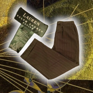 Vintage Ralph Lauren kostym byxor - Bruna vintage kostymbyxor från Ralph lauren!! 100% wool, Sitter som Palazzo byxor, omsydda i midjan för att passa 36-38 :)) Djupa fickor👍