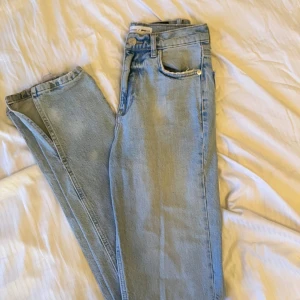 jeans! - med slits längst ner. 