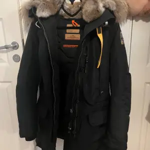 Äkta Parajumpers vinterjacka med äkta päls. Kvitto finns. Nyskick, i princip helt oanvänd, max 5 gånger. Storlek XS men passar även S. Nypris: 10 000kr, mitt pris: 4999kr, kan gå ner vid snabb affär.