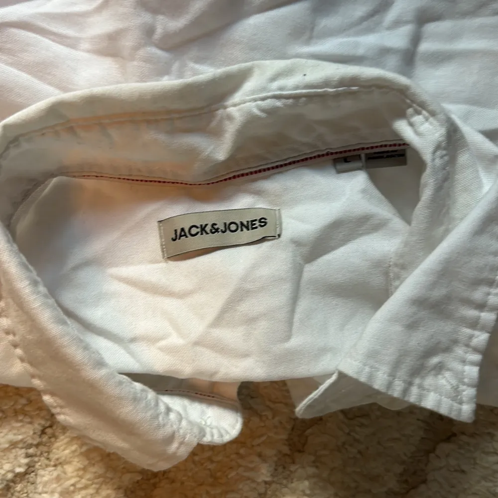 Skjorta från jack & jones, använd 3 gånger. Säljer då den ej passar längre.. Skjortor.