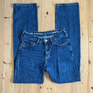 Bilbo raka jeans - Säljer dessa raka lågmidjade jeans från BikBok då de inte kommer till användning. De är i fint skick men har en liten missfärgning längst ner på insidan av båda byxben. Storleken är W24 L32 vilket motsvarar S. Hör gärna av dig vid frågor!💞