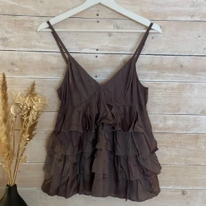 Topp - Super söt Volangtopp med sitt unika tyg som visas på bild 3💘 