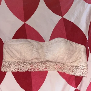 Ny topp m lite vaddering - Helt ny och oanvänd. Säljer då jag inte använder sånt. Är annars generellt superfin med spetsen. Storleken är M/L men det är mer storlek S. Köparen står för frakten ❤️