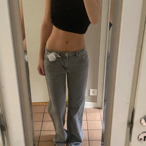 Lågmidjade jeans - Säljer superfina helt nya lowwaist jeans från nakd 💕 Aldrig använda med lappen och påsen kvar 💕 Ordinarie pris 799kr 💕😋 storleken är även slutsåld på hemsidan💕