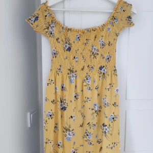 Gul blommig klänning  - Mycket söt klänning i fint skick 