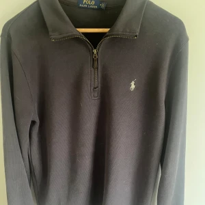 ralph lauren half zip - fet half zip från ralph lauren köptes på boozt. Används ej så säljes! Hör av dig för fler bilder och frågor! 👍