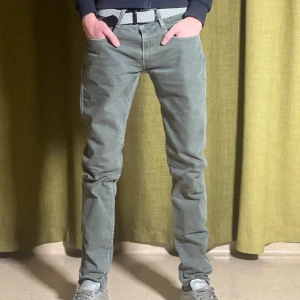Grå replay anbass jeans - Ett par grå replay anbass jeans i herrstorlek W32 L34. Byxorna har en rak passform och är tillverkade i ett slitstarkt material. mitt pris 499 vid snabb affär går det att diskutera priset